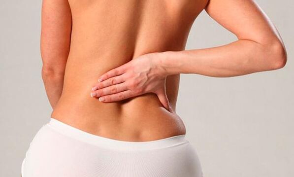 Mal di schiena nella regione lombare di una donna