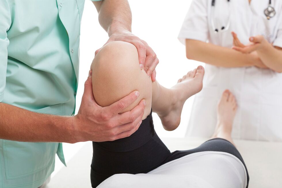 Il medico esamina il ginocchio per dolori articolari