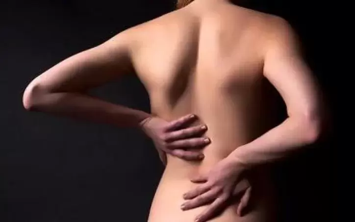 Con l'osteocondrosi, puoi massaggiare la schiena con un tradizionale massaggio riscaldante.