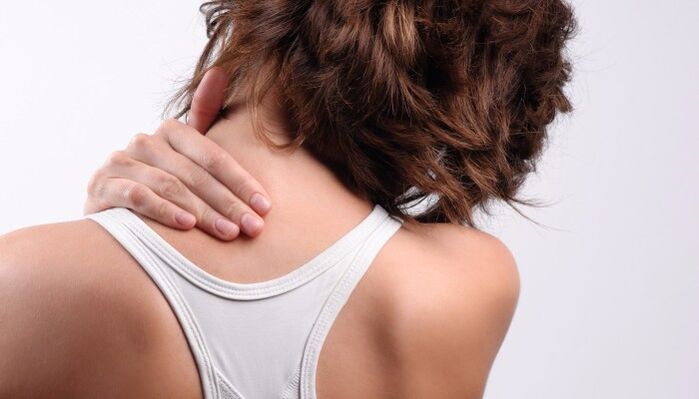 La ragazza ha dolore al collo