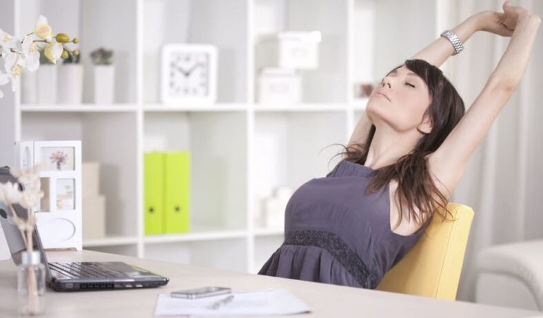 lavoro sedentario come causa di dolore alle scapole
